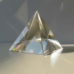 Bezbarwna kryształowa piramida 6 cm